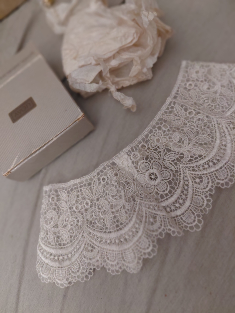 Vintage 1988 Avon Romantic Portraits 17" Lace Collar NIB